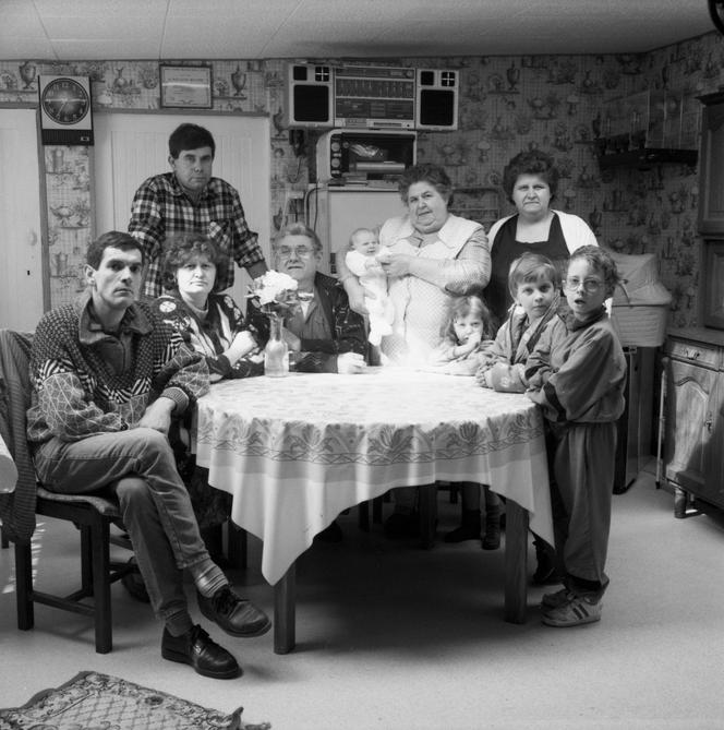 “Cité Magnesse, Liévin”, 1991, de Jean-Louis Schoellkopf. “Retratos de interiores”, exposição externa do Instituto de Fotografia, no Théâtre du Nord, em Lille, de 20 de setembro de 2024 a 4 de janeiro de 2025.