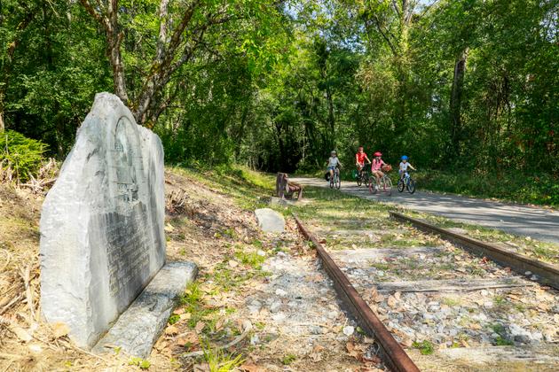 On the outskirts of Louhans (Saône-et-Loire), a stele commemorates the railway history of the Bresse line.