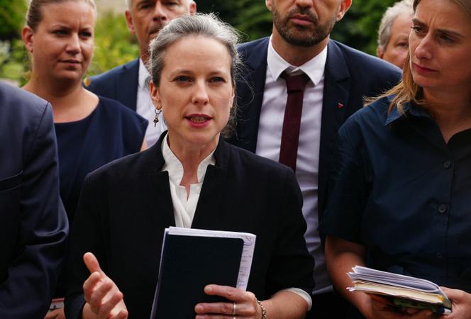 La candidate du Nouveau Front populaire au poste de premier ministre et économiste Lucie Castets (au centre) s’adresse à la presse en quittant l’Elysée, à Paris, le 23 août 2024.