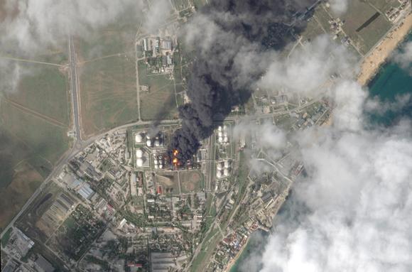Image satellite datée du 8 octobre 2024 montrant le panache de fumée noire s’échappant du terminal pétrolier de Feodossia, en Crimée.