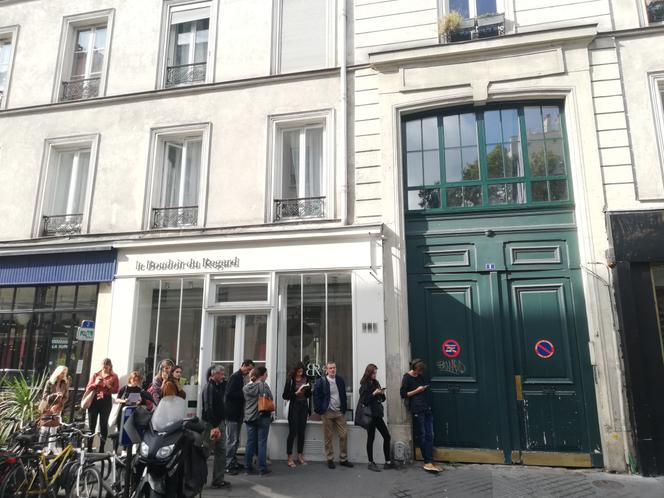 File d’attente pour la visite d’un appartement à louer, à Paris, en 2019.