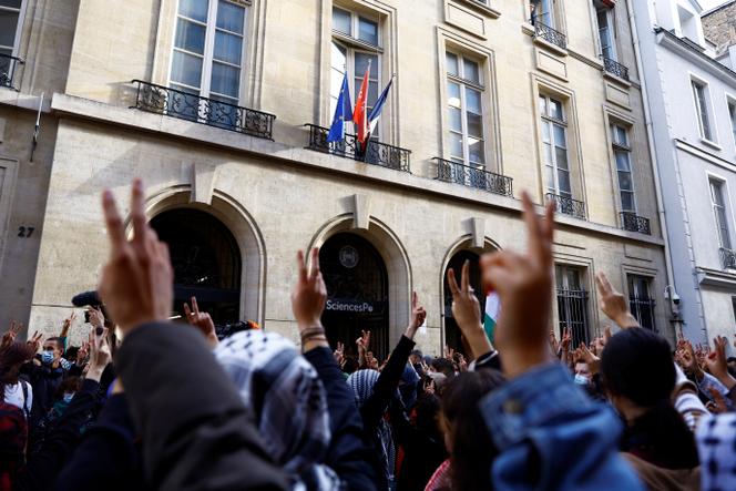 Les étudiants participent à une mobilisation propalestinienne à Sciences Po Paris, 8 octobre 2024.