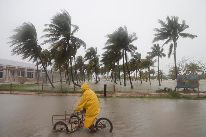 Dans une rue inondée de Progreso, au Mexique, alors que l’ouragan Milton passe au large de la côte, mardi 8 octobre 2024. 