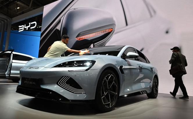 Um carro do fabricante chinês BYD apresentado no Salão Internacional do Automóvel de Munique, Alemanha, em setembro de 2023. 