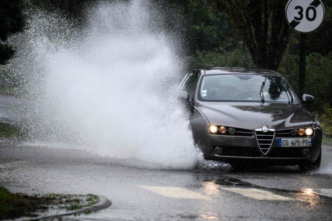 Sur une route inondée à Lavau-sur-Loire, dans l’ouest de la France, alors que la tempête Kirk a atteint la France, le 9 octobre 2024.