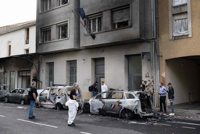 A polícia forense e os agentes da lei inspecionam o local onde quatro viaturas policiais foram incendiadas em frente à delegacia de Cavaillon, perto de Avignon, em 9 de outubro de 2024. 
