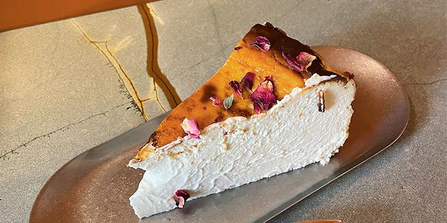 Chez Grave, le cheesecake exhale « un réconfortant parfum d’automne que soulignent les notes grillées de la peau brûlée » thumbnail