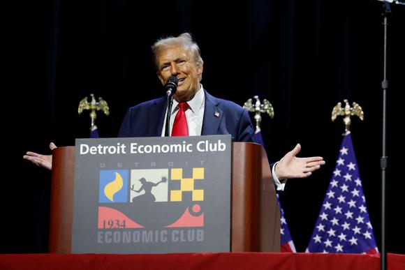 Donald Trump s’adresse au Detroit Economic Club, au casino Motor City de Detroit (Etat du Michigan), le 10 octobre 2024.