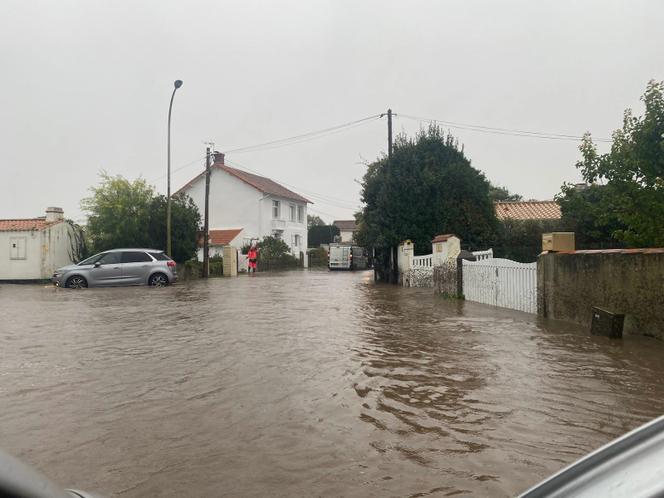 Encruzilhada inundada em Noirmoutier (Vendée), após a passagem da depressão Kirk, 9 de outubro de 2024.