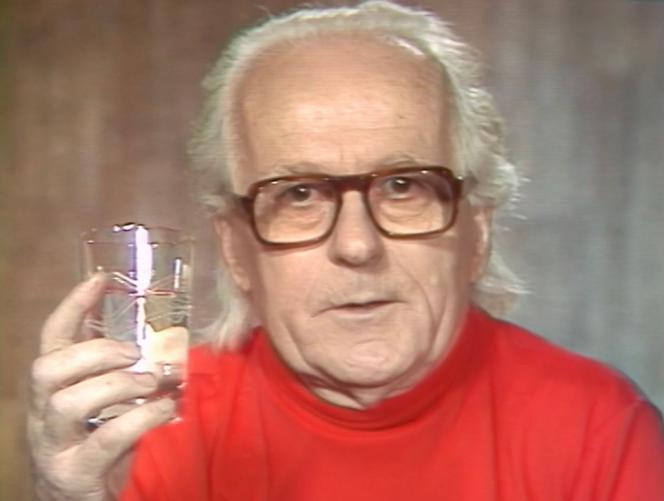 René Dumont, avec son verre d’eau, à la télévision, en 1974.