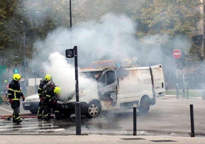 A van pegando fogo no centro de Grenoble, 10 de outubro de 2024.