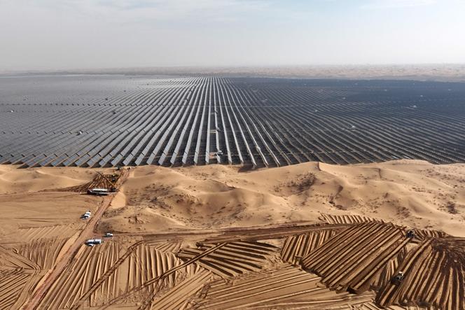 Na ampliação de um parque solar, no deserto de Tengger, na região de Ningxia (China), em dezembro de 2023.