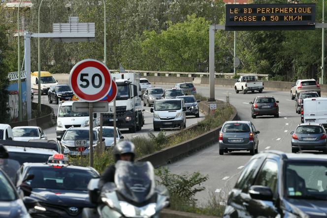 Uma placa de sinalização indica o limite de velocidade de 50 km/h no anel viário, em Paris, 1º de outubro de 2024.