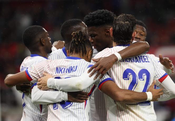 Os Blues comemoram o gol de Christopher Nkunku na vitória da seleção francesa sobre Israel, quinta-feira, 10 de outubro de 2024, em Budapeste (Hungria), pela Liga das Nações.