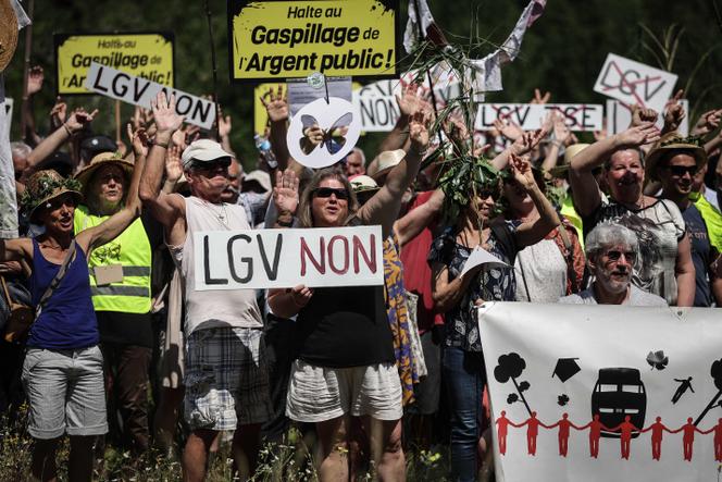 Des personnes protestent contre la construction de la ligne à grande vitesse entre Bordeaux et Toulouse, près d’Ayguemorte-les-Graves, en Gironde, le 3 juin 2023.