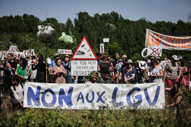 Des manifestants brandissent une bannière disant « non aux LGV » le 3 juin 2023, près d’Ayguemorte-les-Graves.