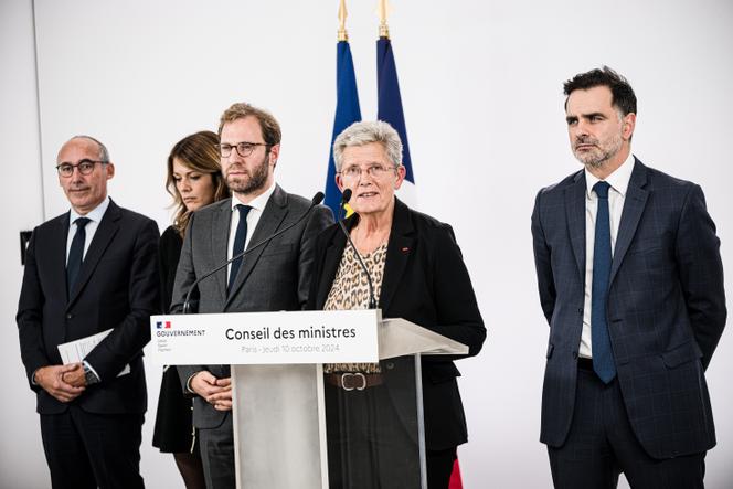 La ministre de la santé, Geneviève Darrieussecq, entourée du ministre de l’économie, Antoine Armand, et du ministre du budget, Laurent Saint-Martin, à Paris, le 10 octobre 2024.