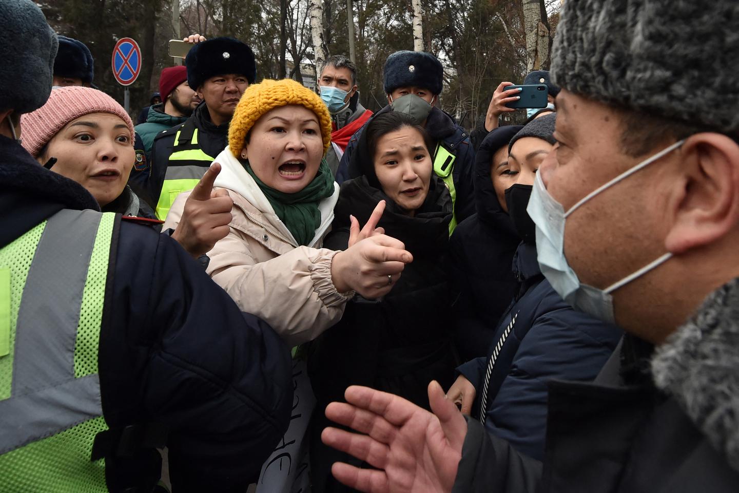 キルギスではジャーナリストと汚職撲滅活動家の有罪判決で政権の権威主義的転向が確認された
