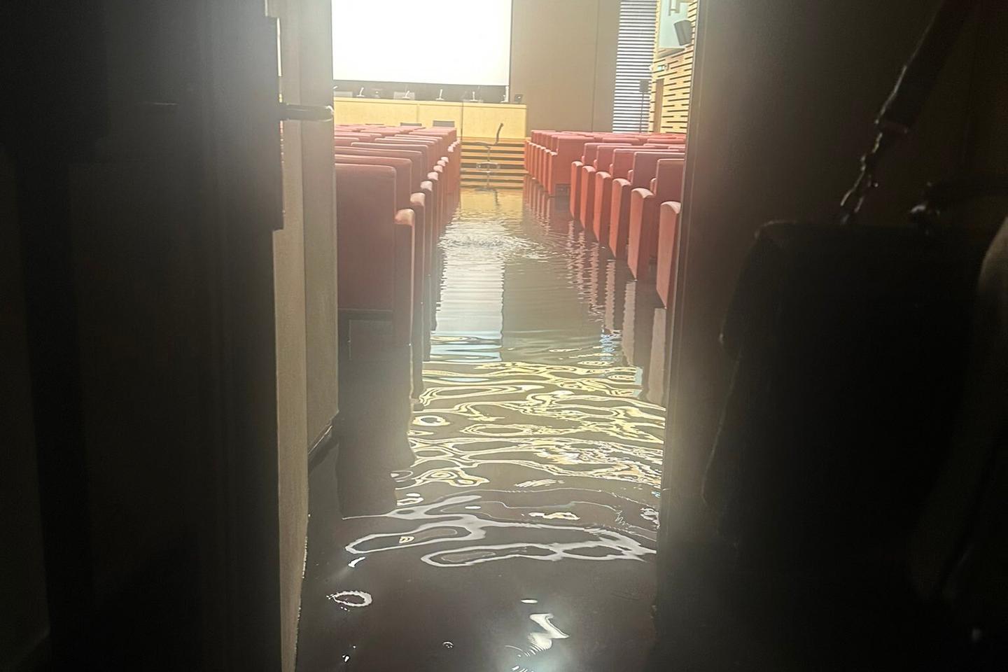 Video. Video: French Parliament building floods because of Storm Kirk