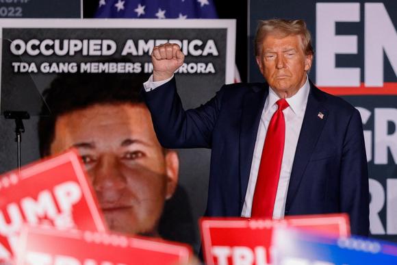 Donald Trump lors de son rassemblement au Gaylord Rockies Resort and Convention Center à Aurora (Colorado), le 11 octobre 2024.