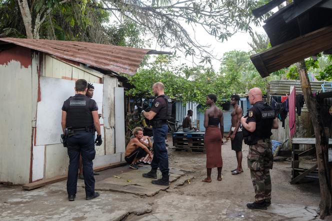Des policiers effectuent un contrôle dans un quartier de Saint-Laurent-du-Maroni, en Guyane, le 3 mai 2024.
