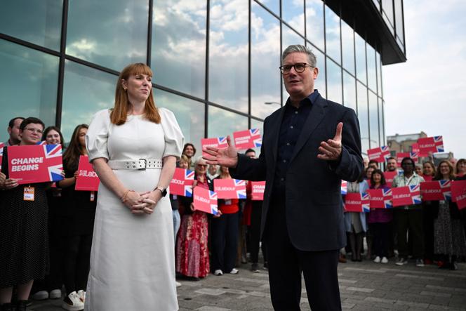 Le Premier ministre britannique Keir Starmer (à droite) et la vice-Première ministre britannique et ministre du Logement et des Communautés Angela Rayner sont accueillis par des partisans avant la conférence annuelle du Parti travailliste à Liverpool, le 21 septembre 2024.