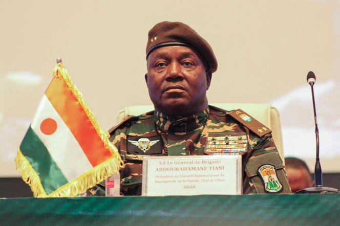 O chefe da junta nigeriana, general Abdourahamane Tiani, durante a primeira cimeira ordinária de chefes de estado e de governo da Aliança dos Estados do Sahel (AES) em Niamey, 6 de julho de 2024.