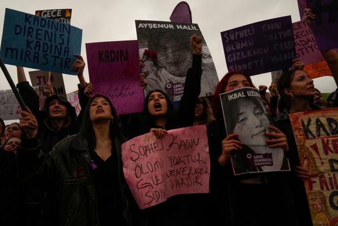 Lors d’une manifestation contre les violences faites aux femmes, à Istanbul, le 12 octobre 2024. Sur les panneaux sont écrits les noms de deux victimes récentes de féminicides, ainsi que les inscriptions « La résistance d’une femme est son héritage » et « Il n’y a pas de mort féminine suspecte, que de la violence masculine cachée ».