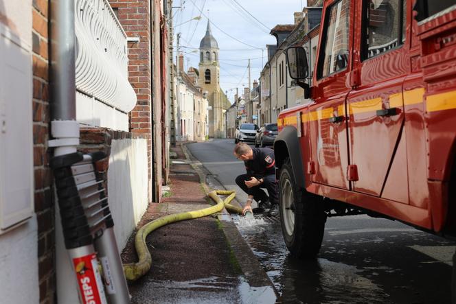 Les pompiers évacuent l’eau qui a inondé la cave de Josiane Pronost, à Fréteval (Loir-et-Cher), le 12 octobre 2024. 