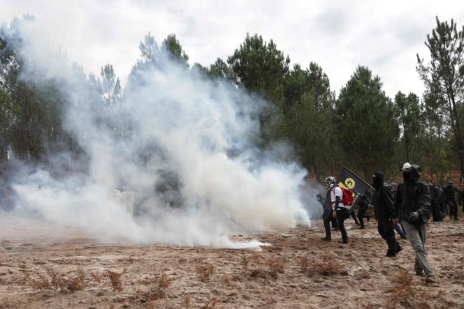 Durante a manifestação contra o projeto da linha de alta velocidade Bordéus-Toulouse, em Lerm-et-Musset (Gironde), 12 de outubro de 2024.