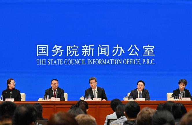 Au centre, Lan Fo’an, le ministre chinois des finances, lors d’une conférence de presse à Pékin, le 12 octobre 2024.