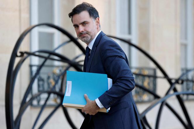 O Ministro do Orçamento e das Contas Públicas, Laurent Saint-Martin, chega ao Palácio do Eliseu, em Paris, no dia 10 de outubro de 2024. 