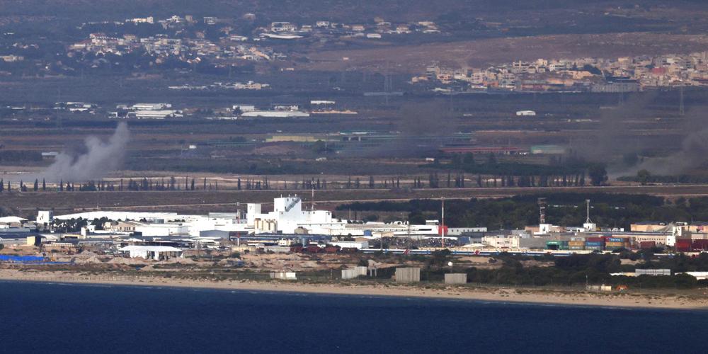 Depuis la ville portuaire de Haïfa, au nord d’Israël, des volutes de fumée près de la ville de Tamra, au nord d’Israël, lors d’une attaque à la roquette depuis le sud du Liban, le 12 octobre 2024.