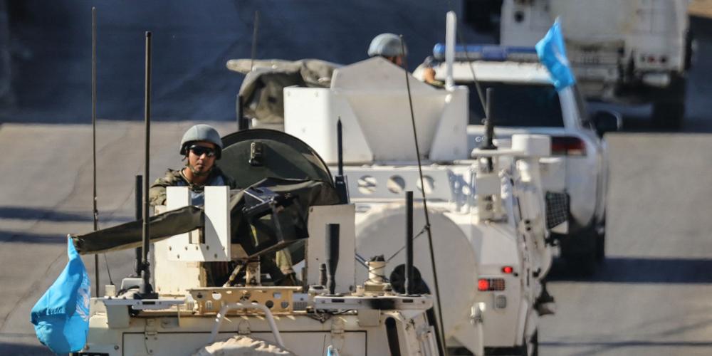Des véhicules de la Force intérimaire des Nations unies au Liban patrouillent à Marjeyoun, dans le sud du Liban, le 12 octobre 2024. 