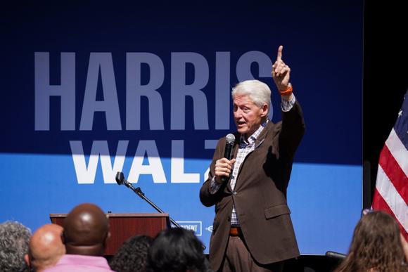 L’ancien président américain Bill Clinton en meeting de soutien au ticket présidentiel démocrate, au Georgia Coordinated Campaign Field Office à Albany, Géorgie, le 13 octobre 2024.
