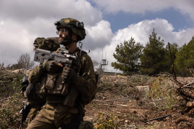 Un soldat israélien près d’une base de la Finul, la force de l’ONU au Liban, dans le sud du Liban, le 13 octobre 2024.