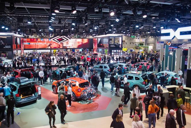 Visitantes do estande da Renault no Salão Automóvel de Paris, em Paris, 18 de outubro de 2022.