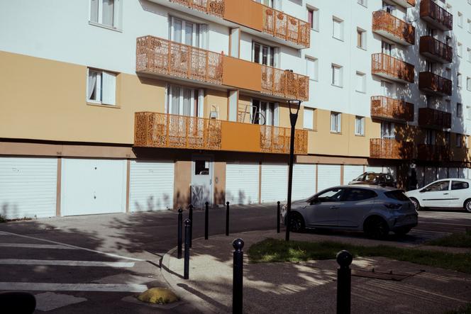 L’entrée de la barre d’immeuble où Milly a été séquestrée, dans la nuit du 3 au 4 mars 2020, dans la cité des Mordacs, à Champigny-sur-Marne (Val-de-Marne). Ici, en septembre 2024.