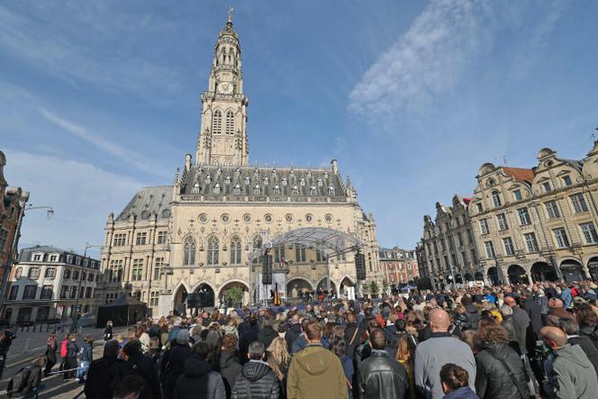 Multidão assiste à cerimônia de homenagem a Dominique Bernard, um ano após seu assassinato, em Arras, 13 de outubro de 2024.