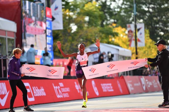 A queniana Ruth Chepngetich, na chegada da Maratona de Chicago, em Grant Park, 13 de outubro de 2024.