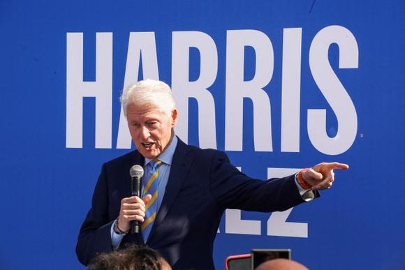 L’ancien président américain, Bill Clinton, en meeting de soutien à Kamala Harris, à Colombus (en Géorgie), le 14 octobre 2024.