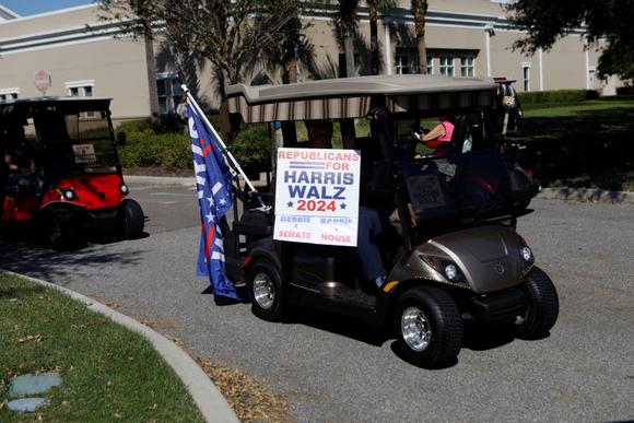 Des partisans de Kamala Harris lors d’un rallye de voiturette de golf dans la communauté de retraités The Villages, en Floride, le 14 octobre 2024.