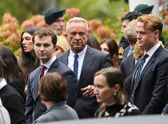 Kennedy Jr., syn Roberta F. Kennedy'ego i Ethel Kennedy, na pogrzebie swojej matki, wieloletniej działaczki na rzecz praw człowieka. Były kandydat na prezydenta USA w sierpniu ubiegłego roku wspierał republikanina Donalda Trumpa. W kościele Matki Bożej Zwycięskiej w Centreville w stanie Massachusetts, 14 października 2024 r.