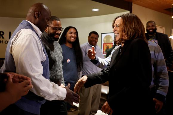 Kamala Harris, à la rencontre d’entrepreneurs afro-américains, au café LegendErie Records and Coffee House, à Erié, en Pennsylvanie, le 14 octobre 2024.