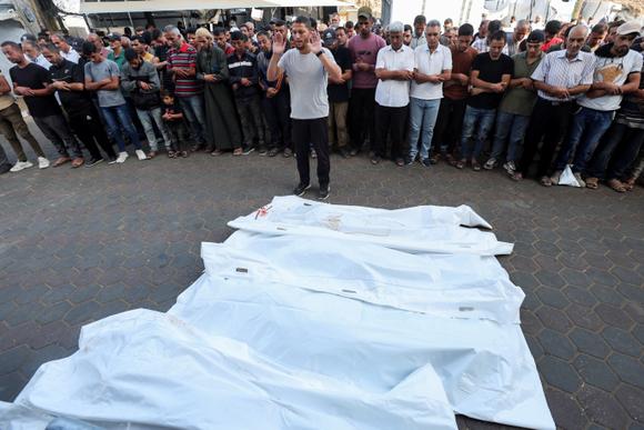 Prières funéraires pour les Palestiniens tués dans des frappes israéliennes, à l’hôpital Al-Aqsa à Deir Al-Balah, le 14 octobre 2024.