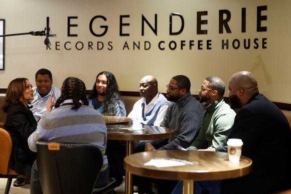 Kamala Harris, à la rencontre d’entrepreneurs afro-américains, au café LegendErie Records and Coffee House, à Erié, en Pennsylvanie, le 14 octobre 2024.