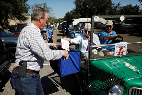 Un supporteur démocrate collecte des bulletins de vote dans la communauté The Villages de Floride, le 14 octobre 2024.