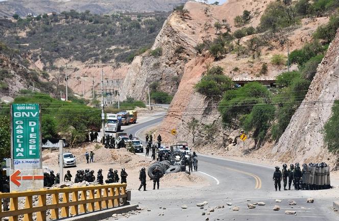 Nesta foto publicada pela Rádio Kawsachun Coca (RKC), apoiadores do ex-presidente boliviano Evo Morales entram em confronto com a tropa de choque durante um bloqueio de estrada em Parotani, Bolívia, em 14 de outubro de 2024. 