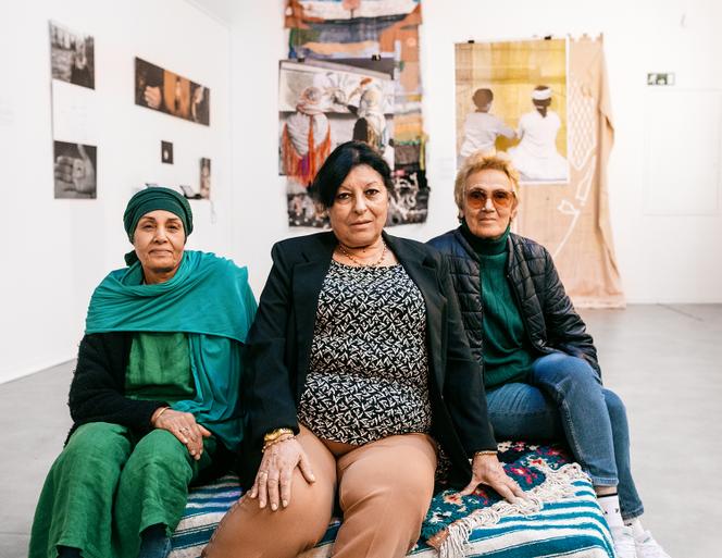 Da esquerda para a direita, as ex-liceresses Djema Atallah Djelilate, Fatna Bensot Benameur e Zora Kechout-Fournier, numa das salas da exposição que lhes é dedicada, em Lodève (Hérault), no dia 7 de outubro.