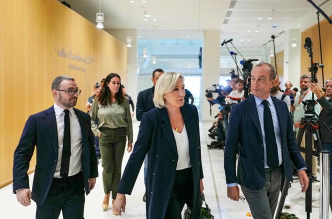 Marine Le Pen et Alexandre Varaut (à droite), le 30 septembre, à Paris, en marge du procès des assistants parlementaires du FN.